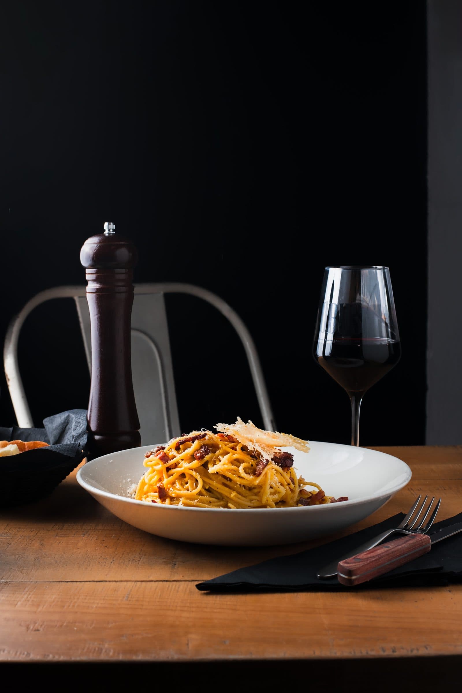 Spaghetti alla carbonara serviti al tavolo da OBUS