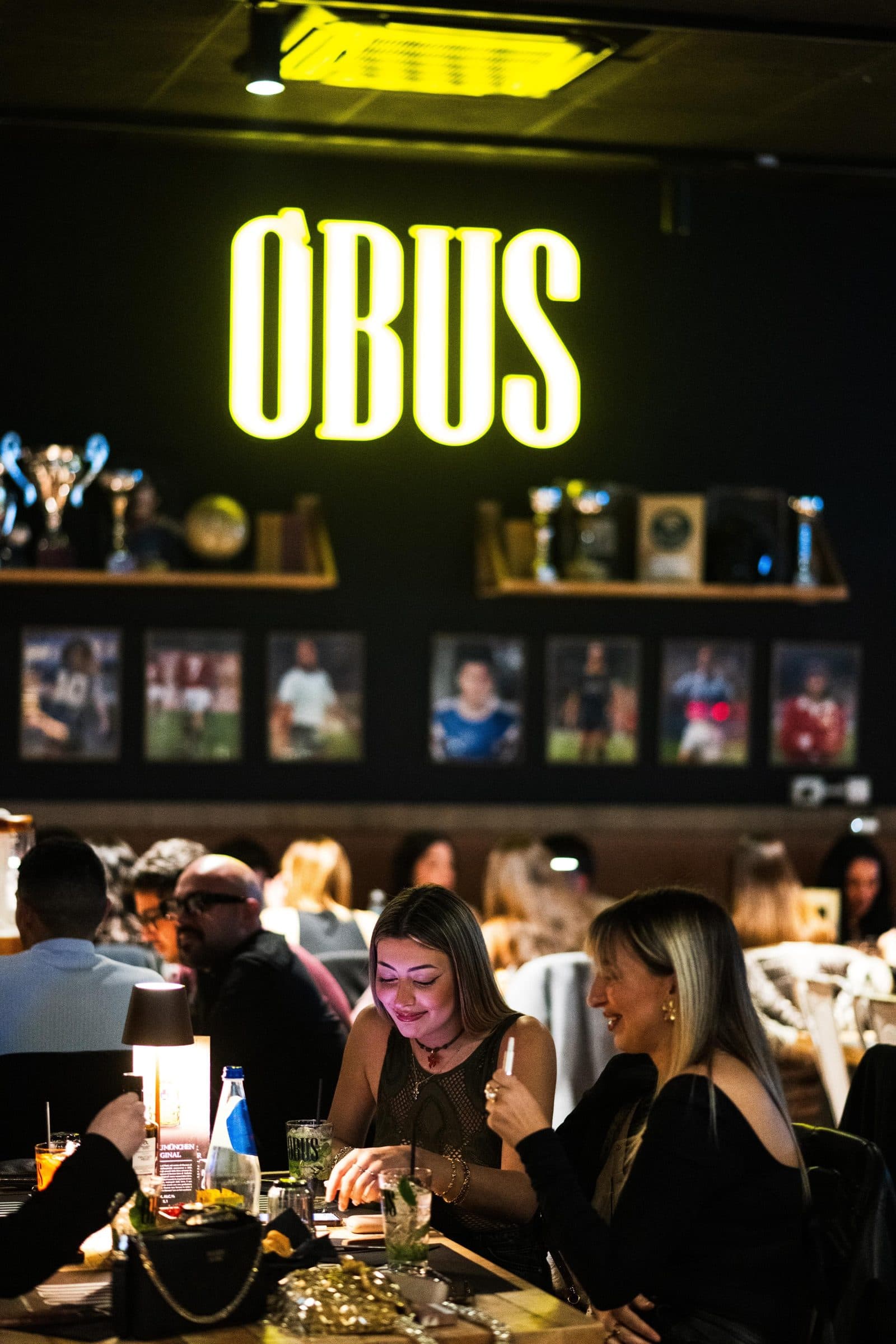 La sala di OBUS con l'insegna